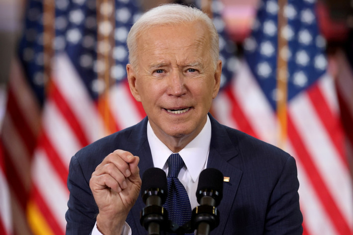 Tổng thống Mỹ Joe Biden (ảnh) ngày 25/5 tiết lộ rằng chính quyền của ông đang cân nhắc khả năng áp các biện pháp trừng phạt kinh tế đối với Belarus liên quan đến vụ ép máy bay hạ cánh. Ảnh: Reuters.