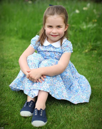 Tiểu Công chúa Charlotte ngồi trên bãi cỏ tại Cung điện Kensington. Ảnh: Daily Mail.