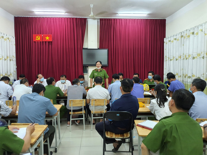 Sau khi dập tắt đám cháy, lãnh đạo Phòng Cảnh sát Phòng cháy chữa cháy và Cứu nạn cứu hộ họp cùng các đơn vị nghiệp vụ Công an quận 11, thông báo tình hình vụ cháy và chỉ đạo công tác làm rõ nguyên nhân vụ hỏa hoạn.