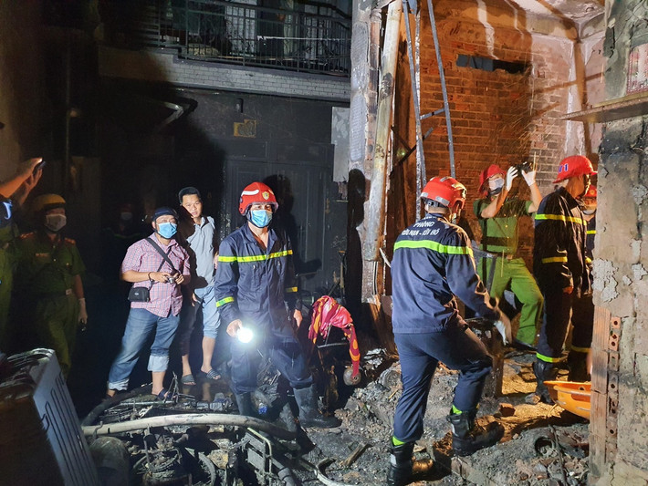 Căn nhà cháy nằm trong hẻm nhỏ, đường vào khó khăn. Lực lượng cứu hỏa phải đi vòng và nối vòi cứu hỏa nhiều mét mới có thể tiếp cận được hiện trường.
