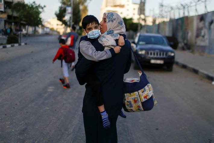 Ngoài ra, khoảng 42.000 người Palestine ở Dải Gaza đã phải rời bỏ nhà cửa đi sơ tán vì các cuộc không kích của Israel.