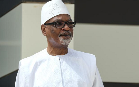 Một thủ lĩnh của cuộc binh biến sau đó tuyên bố rằng Tổng thống Ibrahim Boubacar Keïta (ảnh) và Thủ tướng Boubou Cissé đã bị bắt giữ tại tư dinh ở Bamako. Trong đêm 18/8, sau vài giờ bị bắt giữ, Tổng thống Mali Ibrahim Boubacar Keita tuyên bố từ chức và giải tán quốc hội. "Tôi không muốn vì duy trì quyền lực mà dẫn tới đổ máu", Tổng thống Keita phát biểu trên truyền hình. Ảnh: Reuters.