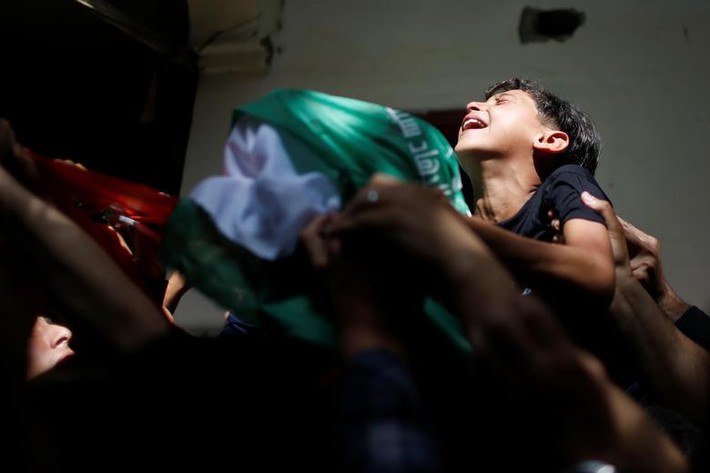 Người thân đau lòng trong tang lễ của Ahmed Al-Shenbari, một người Palestine thiệt mạng trong đợt không kích của Israel tại Dải Gaza, ngày 11/5.