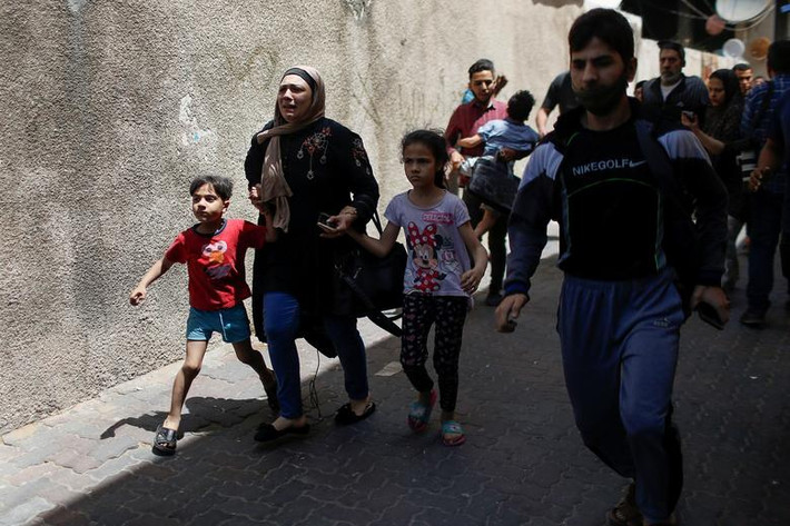 Nhiều người Palestine phải sơ tán sau khi Israel không kích một tòa nhà ở thành phố Gaza hôm 11/5.
