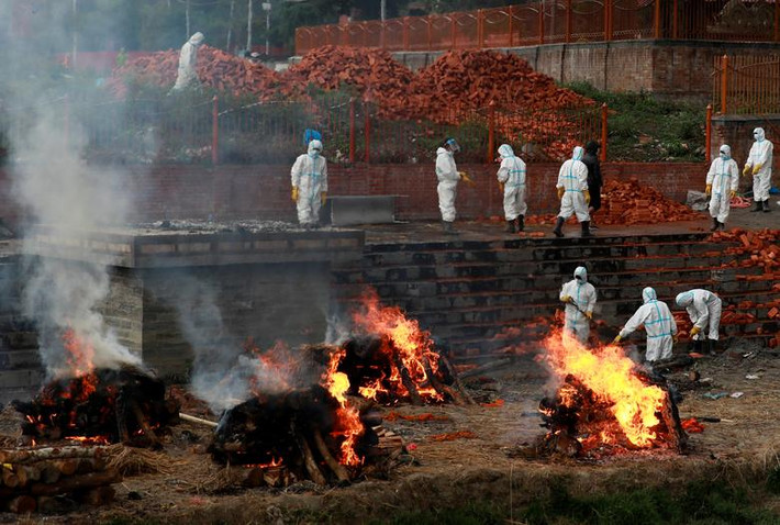 Quân đội Nepal đã phải thiết lập các giàn thiêu tạm bợ trên bờ sông Bagmati để giảm tải cho các lò hỏa táng bằng điện.