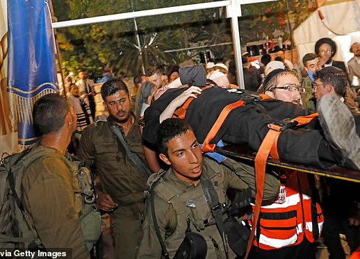 Lực lượng cứu hỏa, an ninh, y tế Israel,...ngay lập tức đã được điều động tới hiện trường để hỗ trợ những người gặp nạn. Ảnh: Getty.