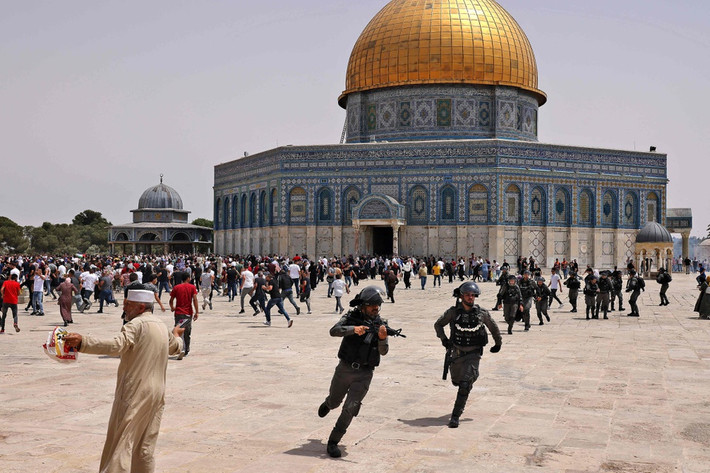 Theo CNN, lực lượng an ninh Israel đã xông vào giáo đường Al Asqa ở Jerusalem vào khoảng chiều 21/5, trong lúc hàng nghìn người Palestine đang tụ tập để cầu nguyện. Ảnh: AFP.