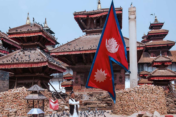 Theo Imnepal, cờ Nepal có ba màu sắc, trong đó màu đỏ ở nền tượng trưng cho lòng can đảm, dũng cảm; màu xanh đậm ở viền tượng trưng cho hòa bình, hợp tác và tình bạn; màu trắng tượng trưng cho sự thuần khiết. Ảnh: LHN.