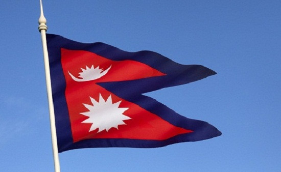 Nepal là nước duy nhất có quốc kỳ không phải hình vuông hay hình chữ nhật mà là hai hình tam giác chồng lên nhau. Ảnh: Shutterstock.