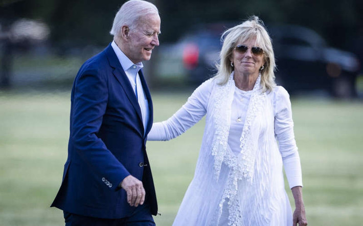 Ông Biden thường trở về "nhà" vào lúc 18h, 19h tối để ăn tối với vợ, bà Jill, trước khi thực hiện các cuộc gọi với các cố vấn vào buổi tối. Ảnh: Telegraph.