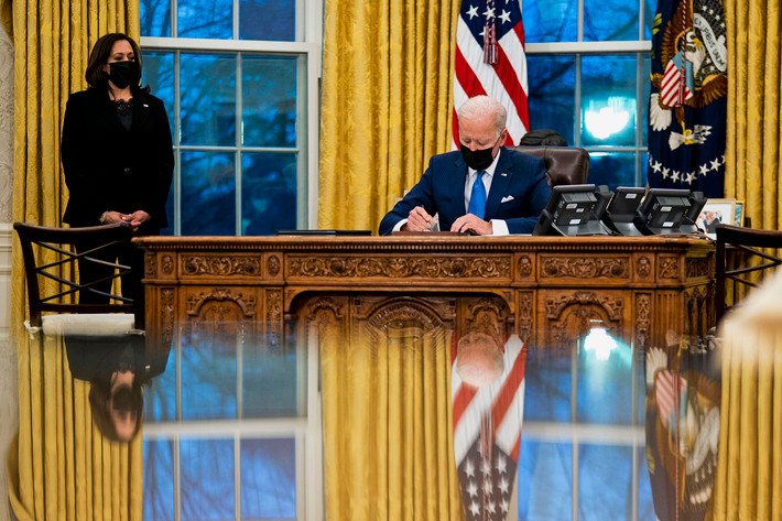 Tổng thống Biden đến Phòng Bầu dục, nơi làm việc của ông trong Nhà Trắng, vào khoảng 9h mỗi sáng. Ảnh: NBC News.