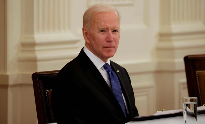 Theo đó, ông Biden, 79 tuổi, bắt đầu một ngày mới bằng việc tập thể dục để giữ gìn sức khỏe. Vị Tổng thống Mỹ tập nâng tạ và có huấn luyện viên hướng dẫn. Ảnh: Reuters.