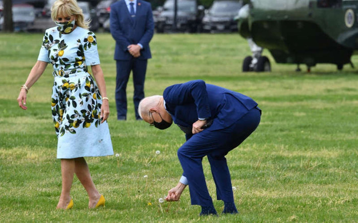 Tổng thống Biden rất yêu gia đình, vợ con. Ông có thể dừng mọi việc để nghe điện thoại khi nhận được cuộc gọi từ người thân. Ảnh: Telegraph.