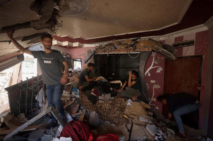 Người dân xem xét thiệt hại trong một ngôi nhà ở thành phố Gaza, ngày 17/5.