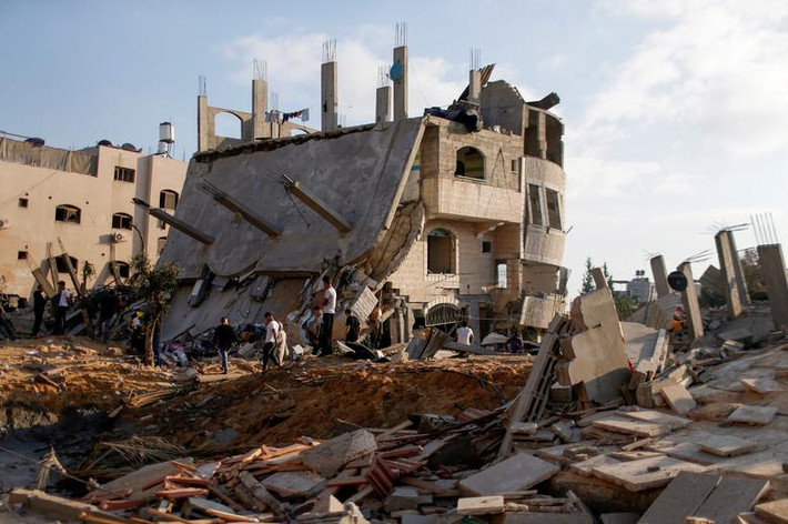 Cư dân ở phía bắc Dải Gaza nói rằng họ không thấy dấu hiệu của binh lính Israel bên trong lãnh thổ nhưng cho biết đạn pháo hạng nặng đã được bắn về đây.