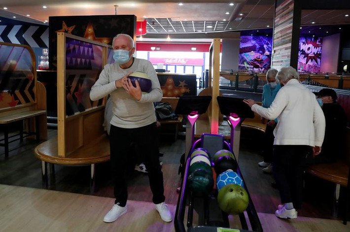 Nhiều người chơi bowling ở Washington, Anh, ngày 17/5 sau khi các biện pháp hạn chế được nới lỏng.