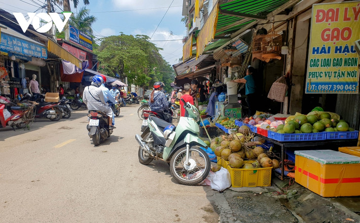 Tại phố Triều Khúc (đoạn trước cổng công an xã Tân Triều, huyện Thanh Trì, Hà Nội), các cơ sở kinh doanh không chỉ vi phạm quy định phòng chống dịch mà còn buôn bán tràn lan chiếm dụng lòng, lề đường...