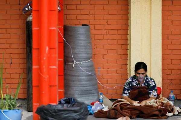 Đất nước Nepal vẫn đang đối mặt với tình trạng thiếu oxy và giường chăm sóc đặc biệt trong bối cảnh số ca mắc tăng nhanh.