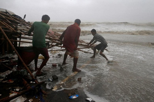 Giới chức thành phố Kolkata, thủ phủ của Tây Bengal, đã ra lệnh đóng cửa sân bay quốc tế trong ngày 26/5. Ngoài ra, sân bay ở thủ phủ Bhubaneswar của bang Odisha cũng phải đóng cửa.