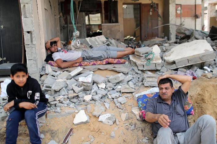 Người dân Palestine ngồi nghỉ trong ngôi nhà bị hư hại ở Beit Hanoun ở phía bắc Dải Gaza.