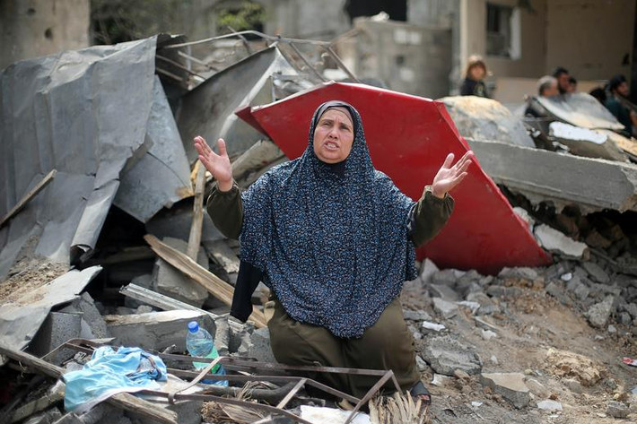 Phản ứng của người phụ nữ sau khi trở về ngôi nhà bị phá hủy trong cuộc xung đột Israel-Hamas, tại Gaza ngày 21/5.