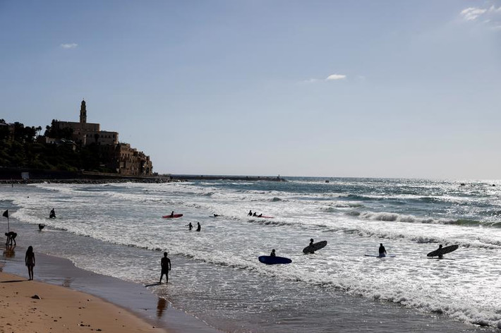 Rất nhiều người ra biển ở Tel Aviv, Israel, hôm 23/5.