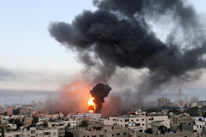 Đáp trả, Quân đội Israel đã mở các cuộc tấn công nhằm vào nhiều mục tiêu ở Dải Gaza, trong đó có các cơ sở hạ tầng, vũ khí và nhân sự của phong trào Hamas.