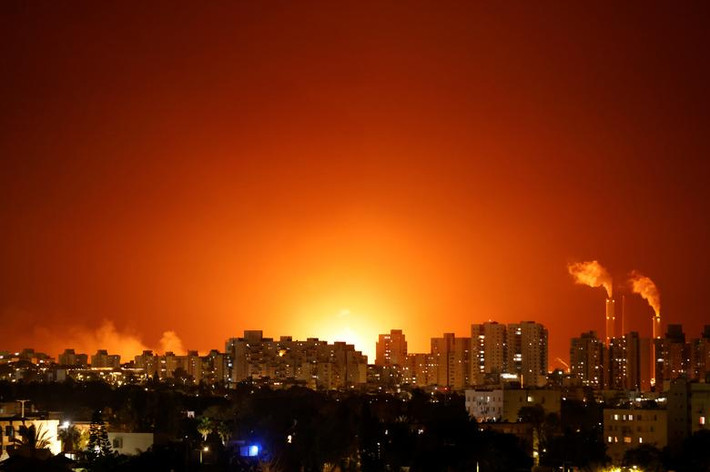 Tên lửa của Hamas đã gây ra khá nhiều thiệt hại với Israel. Giới chức Israel xác nhận, một quả rocket đã phóng trúng đường ống dẫn dầu gần Ashkelon, gây ra đám cháy lớn.
