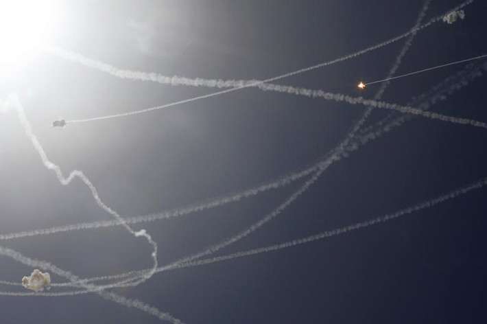 Hôm 11/5, Quân đội Israel thực hiện hàng loạt đợt không kích nhằm vào Dải Gaza, trong khi lực lượng Hamas đáp trả bằng đợt tấn công nhắm vào Tel Aviv.