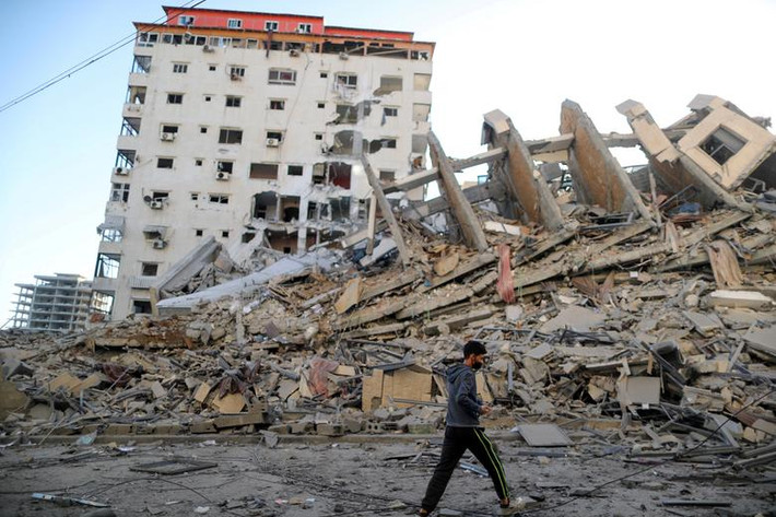 Được biết, một tòa tháp 13 tầng ở Gaza đã bị sập và một tòa nhà khác bị hư hại nặng nề sau khi liên tục hứng chịu đòn không kích của Israel.