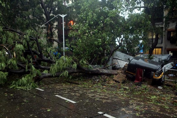 Tại Mumbai, nhà chức trách đã cho đóng cửa sân bay trong nhiều giờ hôm 17/5 và đề nghị người dân ở trong nhà.