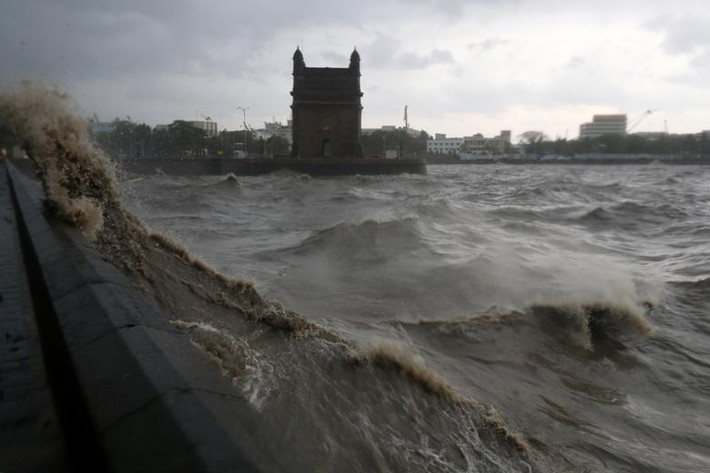 Tại quận Uttara Kannada của bang Karnataka, 70 ngôi nhà bị phá hủy và nhiều tàu thuyền bị chìm do sóng lớn. Ảnh: Sóng lớn do bão Tauktae ở Mumbai, Ấn Độ, ngày 17/5.