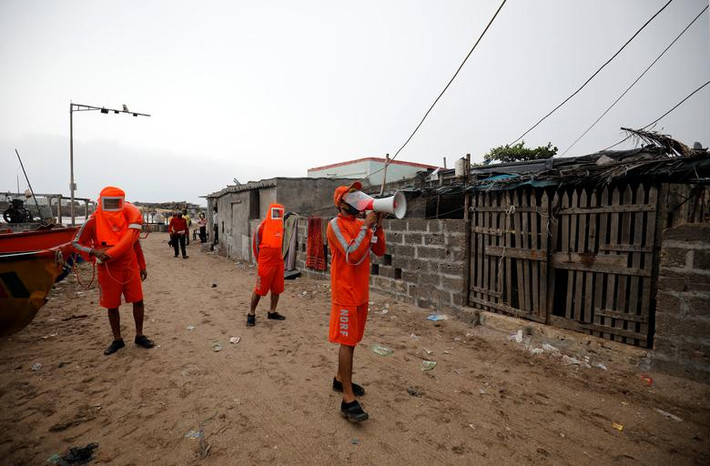 Bang Gujarat là một trong những nơi bị ảnh hưởng nặng nề do bão Tauktae. Đến nay, ít nhất 12 người tại bang này đã thiệt mạng.