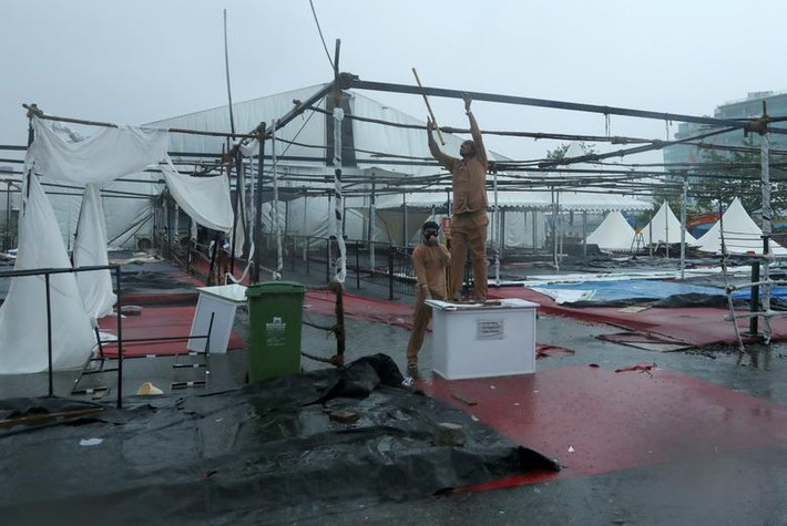Một trung tâm tiêm chủng vắc xin bị hư hại vì gió lớn ở Mumbai.