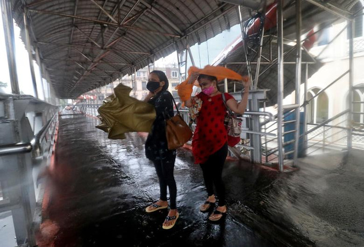 Trước đó, 580 bệnh nhân COVID-19 đã được chuyển từ 3 bệnh viện dã chiến tại Mumbai tới "địa điểm an toàn hơn" hôm 16/5 trước khi cơn bão ập tới.