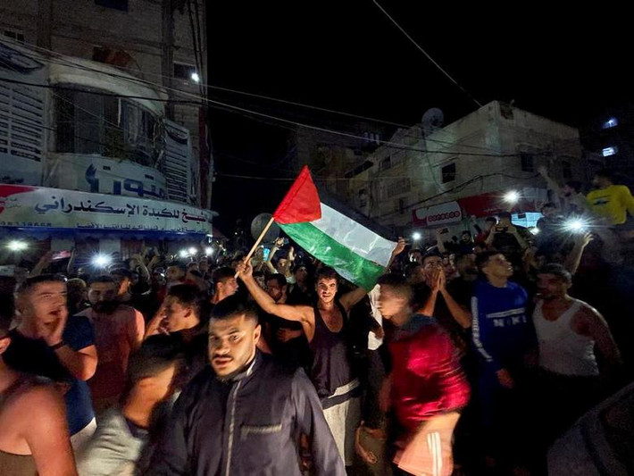 Rất đông người dân Palestine xuống đường ăn mừng sau lệnh ngừng bắn.