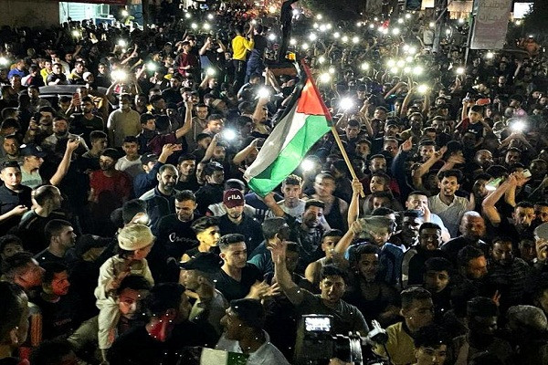 Rất đông người Palestine ở Dải Gaza xuống đường ăn mừng sau khi Israel - Hamas đạt thỏa thuận ngừng bắn. (Nguồn ảnh: Reuters)