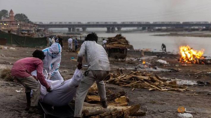 Những ngày qua, nhiều thi thể bệnh nhân COVID-19 cũng được phát hiện trôi trên sông ở bang Bihar và Uttar Pradesh, Ấn Độ. Ảnh: Reuters.