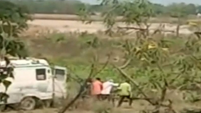 Cụ thể, hôm 11/5, nhân viên xe cứu thương ở bang Bihar bị cáo buộc đã thả thi thể người tử vong vì COVID-19 xuống sông Hằng. Ảnh: MN.