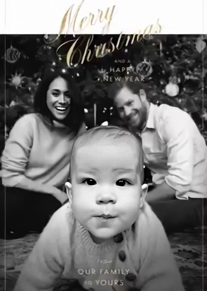 Archie "chiếm sóng" của cha mẹ trong tấm thiệp mừng Giáng sinh và Năm mới. Ảnh: HP.