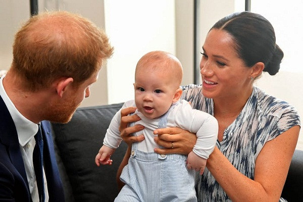 Vợ chồng Hoàng tử Harry cùng con trai, Archie, trong chuyến thăm Cape Town, Nam Phi, hồi tháng 9/2019. Ảnh: Getty.