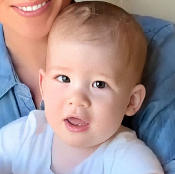 Bé Archie Harrison Mountbatten-Windsor hiện xếp thứ 7 trong danh sách kế vị ngai vàng Anh. Ảnh: Pinterest.