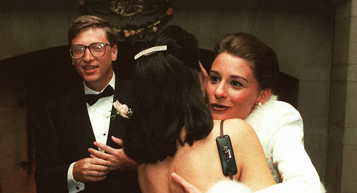 Tỷ phú Bill Gates và bà Melinda đã cùng nhau trải qua nhiều vui buồn, thăng trầm trong cuộc sống trước khi đi đến quyết định ly hôn sau 27 năm chung sống. Bức ảnh này chụp tỷ phú Bill Gates và cô dâu Melinda French vui mừng đón khách đến dự tiệc tại một bất động sản riêng ở Seattle (Mỹ), ngày 9/1/1994. (Nguồn ảnh: Sputnik)