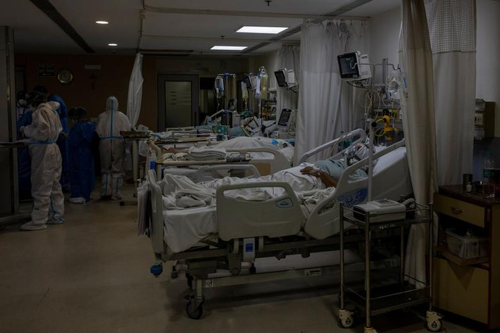 Sự bùng phát các ca COVID-19 mới với tốc độ kinh hoàng tiếp tục gây áp lực cho hệ thống y tế của Ấn Độ, dẫn đến tình trạng thiếu giường bệnh và các nguồn cung y tế khác như oxy và thuốc men.