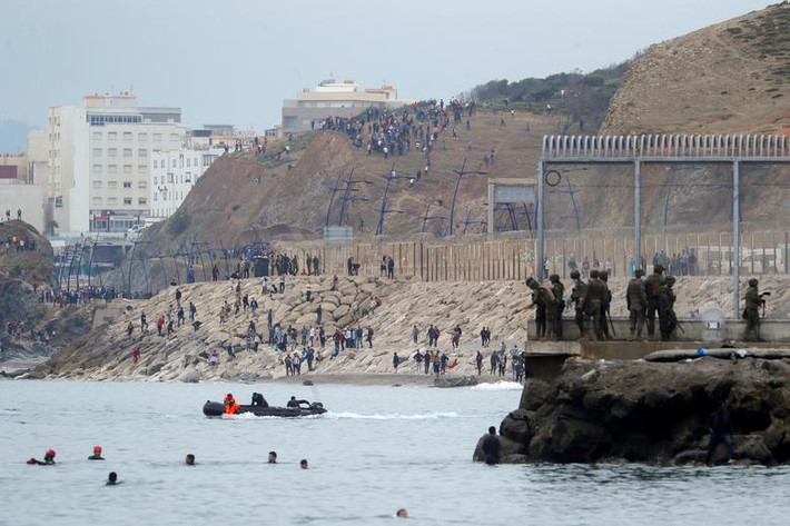 Được biết, Ceuta ngăn cách với Ma-rốc bằng hàng rào biên giới cao 10 mét, nhưng người di cư chọn vượt biên bằng đường biển để có thể đặt chân lên thành phố này.
