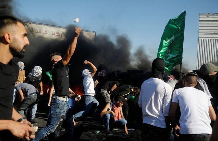 Người biểu tình Palestine ném đá về phía lực lượng Israel gần trạm kiểm soát Hawara.