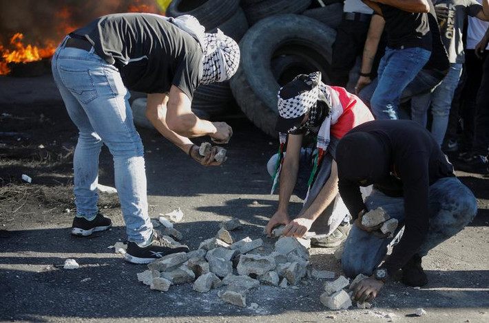 Người Palestine lấy đá làm "vũ khí" trong cuộc đụng độ với lực lượng an ninh Israel ở Bờ Tây hôm 18/5.