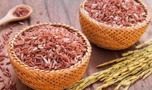 Người bị tiểu đường nên ăn gì để tốt cho sức khỏe? 1. Gạo lứt: Gạo lứt (gạo xay dối) khác với gạo trắng do vẫn giữ được lớp cám bên ngoài chứa nhiều chất xơ hòa tan, giúp cho quá trình tiêu hóa thức ăn diễn ra chậm hơn. Nhờ đó, người bệnh tiểu đường sẽ có cảm giác no lâu hơn và giảm đi cơn thèm ăn.