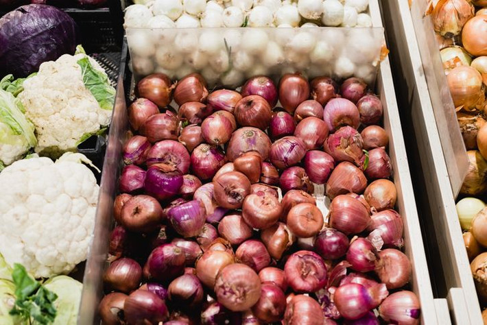 Nếu bạn thấy vết bẩn dưới lớp đầu tiên của vỏ hành, điều đó có nghĩa là chúng bị nấm mốc, tốt nhất là không nên mua.