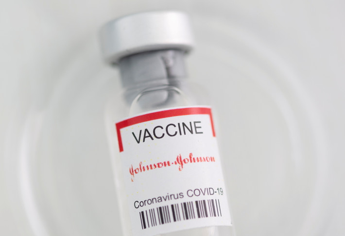 Nhà sản xuất vắc xin COVID-19 Johnson & Johnson cũng đang thử nghiệm vắc xin chống lại biến chủng B.1.1.529. Ảnh: Reuters.